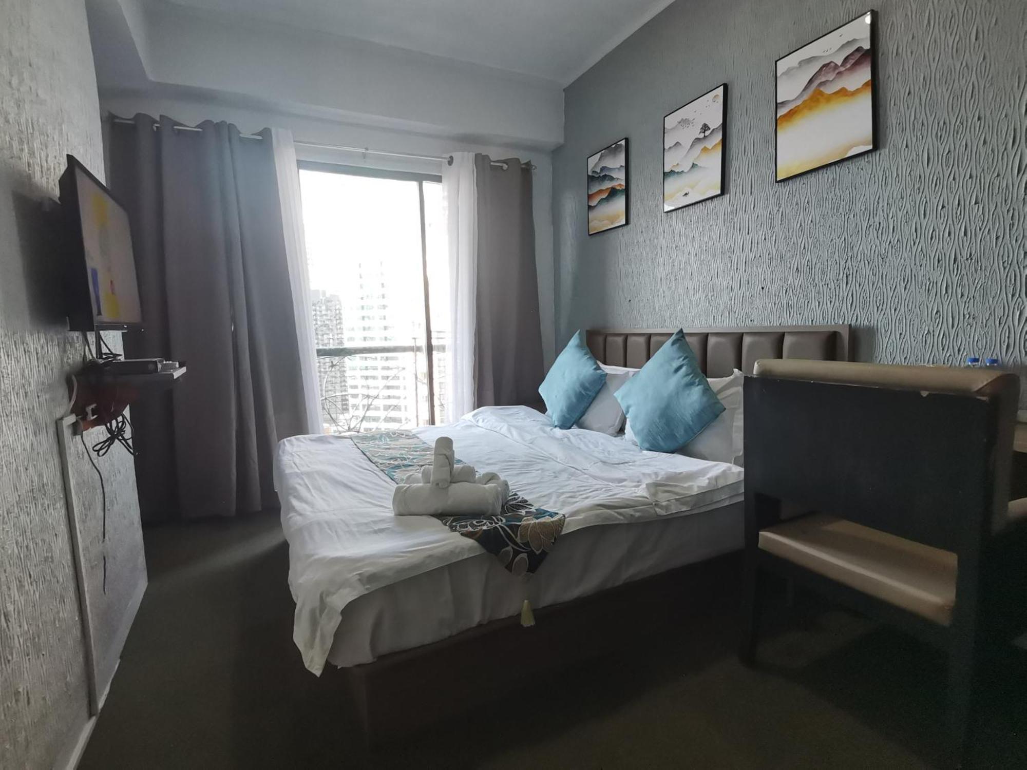 Warm Makati Aparthotel Makati City Exterior photo